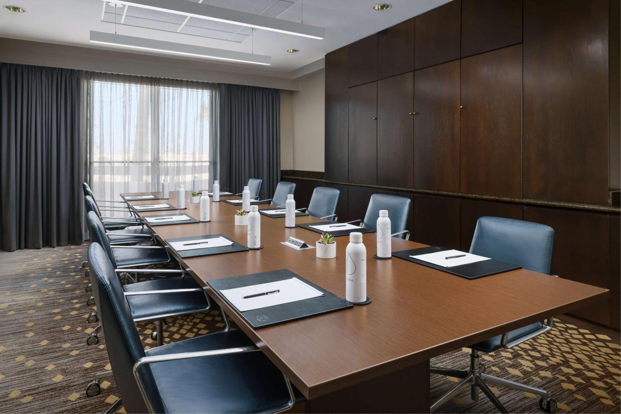 Hilton Phoenix Airport Экстерьер фото
